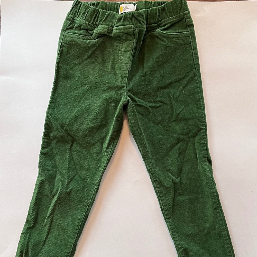 Mini Boden Corduroy pants in green. Skinny style with back pockets elastic waist